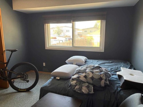 40 Cayuga Crescent West, Lethbridge, AB - Indoor Photo Showing Bedroom
