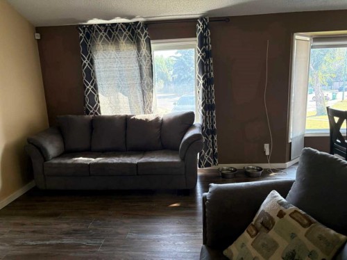40 Cayuga Crescent West, Lethbridge, AB - Indoor Photo Showing Living Room