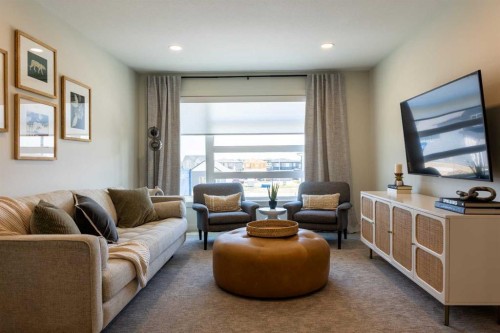 680 Devonia Road West, Lethbridge, AB - Indoor Photo Showing Living Room