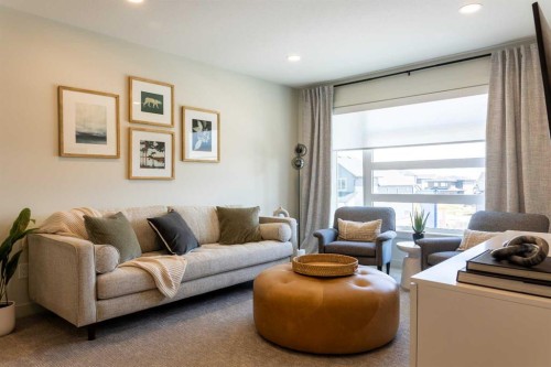 680 Devonia Road West, Lethbridge, AB - Indoor Photo Showing Living Room