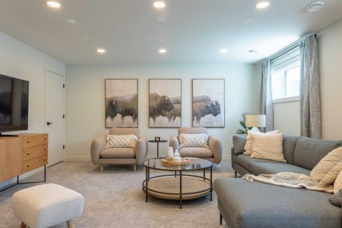 680 Devonia Road West, Lethbridge, AB - Indoor Photo Showing Living Room