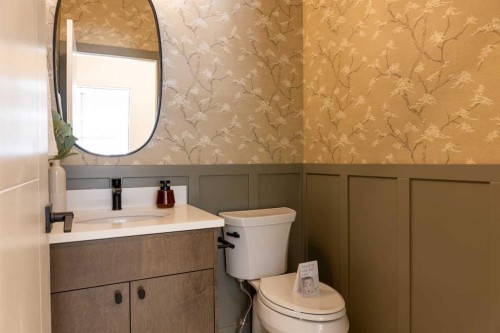 680 Devonia Road West, Lethbridge, AB - Indoor Photo Showing Bathroom
