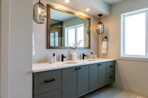 680 Devonia Road West, Lethbridge, AB - Indoor Photo Showing Bathroom
