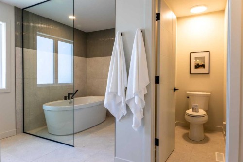 680 Devonia Road West, Lethbridge, AB - Indoor Photo Showing Bathroom