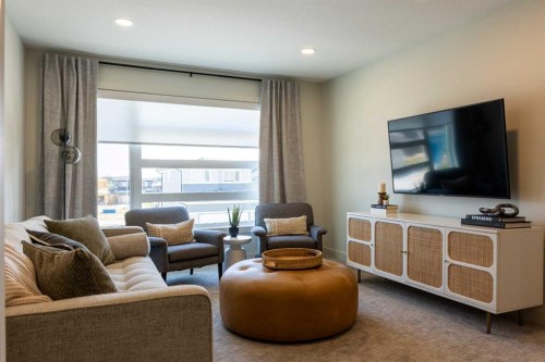 680 Devonia Road West, Lethbridge, AB - Indoor Photo Showing Living Room