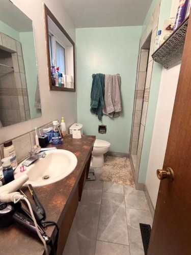 5214 38 Avenue, Taber, AB - Indoor Photo Showing Bathroom