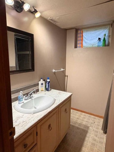 5214 38 Avenue, Taber, AB - Indoor Photo Showing Bathroom