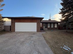 5214 38 Avenue  Taber, AB T1G 1B8