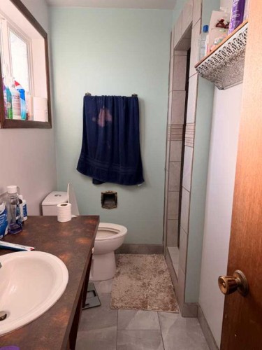 5214 38 Avenue, Taber, AB - Indoor Photo Showing Bathroom