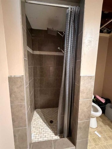 5214 38 Avenue, Taber, AB - Indoor Photo Showing Bathroom