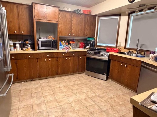 5214 38 Avenue, Taber, AB - Indoor Photo Showing Kitchen With Double Sink