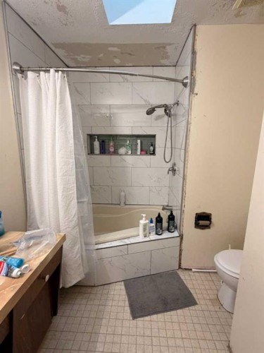 5214 38 Avenue, Taber, AB - Indoor Photo Showing Bathroom