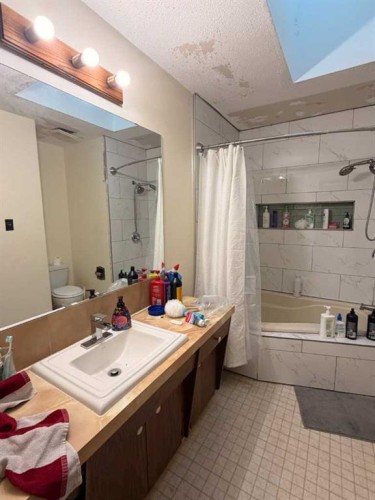 5214 38 Avenue, Taber, AB - Indoor Photo Showing Bathroom