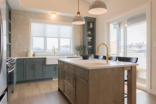 552 Riverhills Way West, Lethbridge, AB - Indoor Photo Showing Kitchen With Upgraded Kitchen