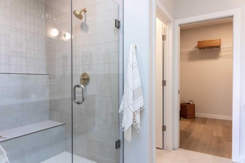 552 Riverhills Way West, Lethbridge, AB - Indoor Photo Showing Bathroom