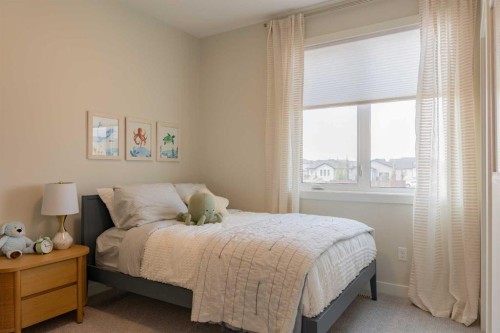 552 Riverhills Way West, Lethbridge, AB - Indoor Photo Showing Bedroom