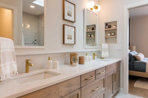 552 Riverhills Way West, Lethbridge, AB - Indoor Photo Showing Bathroom