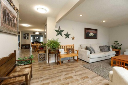 562 27 Street, Fort Macleod, AB - Indoor Photo Showing Living Room
