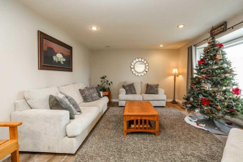 562 27 Street, Fort Macleod, AB - Indoor Photo Showing Living Room