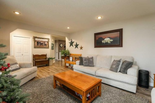 562 27 Street, Fort Macleod, AB - Indoor Photo Showing Living Room