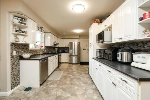 562 27 Street, Fort Macleod, AB - Indoor Photo Showing Kitchen