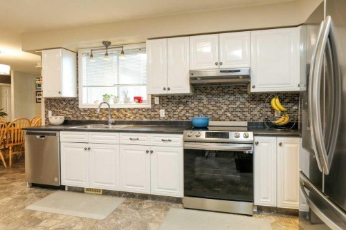 562 27 Street, Fort Macleod, AB - Indoor Photo Showing Kitchen With Double Sink