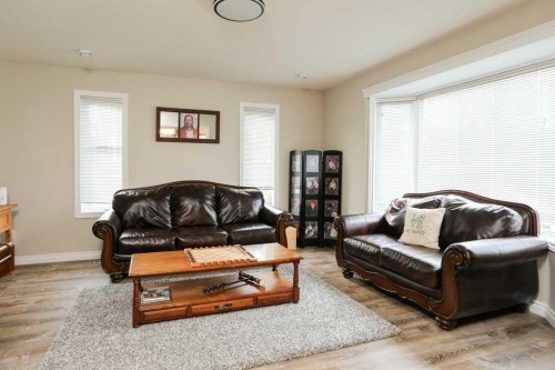 562 27 Street, Fort Macleod, AB - Indoor Photo Showing Living Room