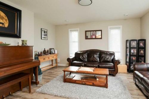 562 27 Street, Fort Macleod, AB - Indoor Photo Showing Living Room