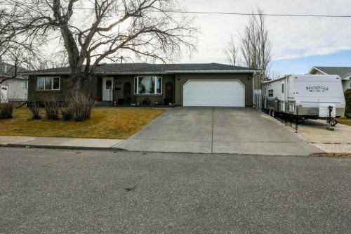 562 27 Street, Fort Macleod, AB - Outdoor With Facade