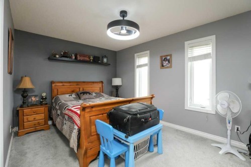 562 27 Street, Fort Macleod, AB - Indoor Photo Showing Bedroom