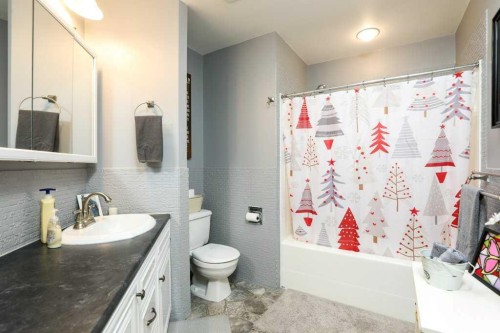 562 27 Street, Fort Macleod, AB - Indoor Photo Showing Bathroom
