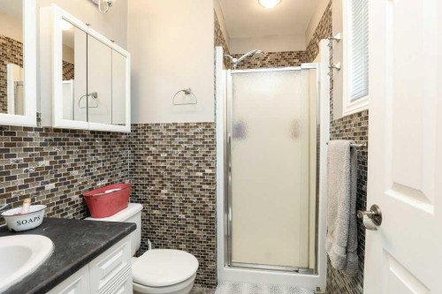 562 27 Street, Fort Macleod, AB - Indoor Photo Showing Bathroom
