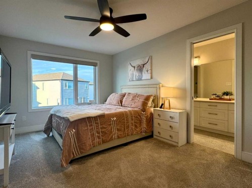 127 Goldenrod Road West, Lethbridge, AB - Indoor Photo Showing Bedroom