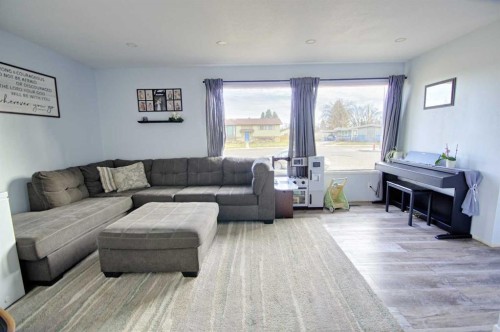 5818 53 Street, Taber, AB - Indoor Photo Showing Living Room