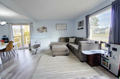 5818 53 Street, Taber, AB - Indoor Photo Showing Living Room