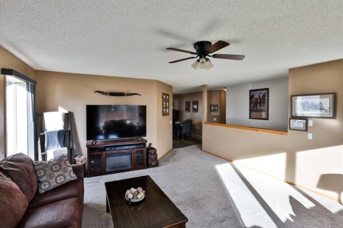105 Aspen Way, Vulcan, AB - Indoor Photo Showing Living Room