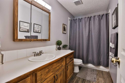 105 Aspen Way, Vulcan, AB - Indoor Photo Showing Bathroom