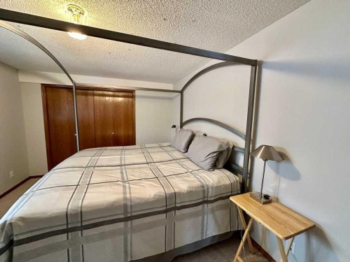 211 Canyon Boulevard West, Lethbridge, AB - Indoor Photo Showing Bedroom
