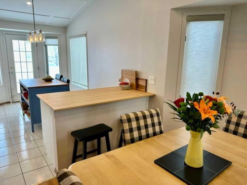 211 Canyon Boulevard West, Lethbridge, AB - Indoor Photo Showing Dining Room