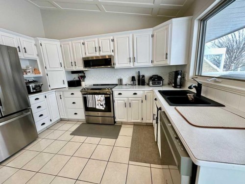211 Canyon Boulevard West, Lethbridge, AB - Indoor Photo Showing Kitchen With Double Sink