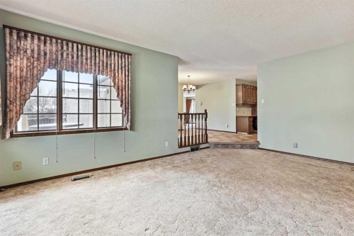 137 Edgewood Boulevard West, Lethbridge, AB - Indoor Photo Showing Other Room