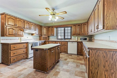 137 Edgewood Boulevard West, Lethbridge, AB - Indoor Photo Showing Kitchen