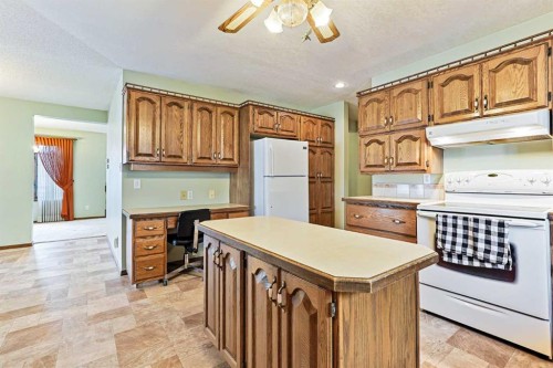 137 Edgewood Boulevard West, Lethbridge, AB - Indoor Photo Showing Kitchen