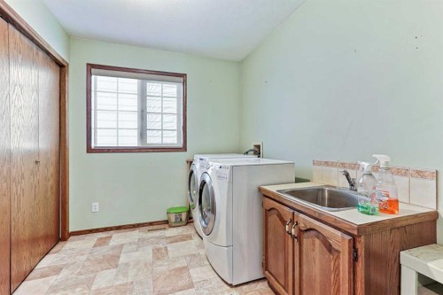 137 Edgewood Boulevard West, Lethbridge, AB - Indoor Photo Showing Laundry Room