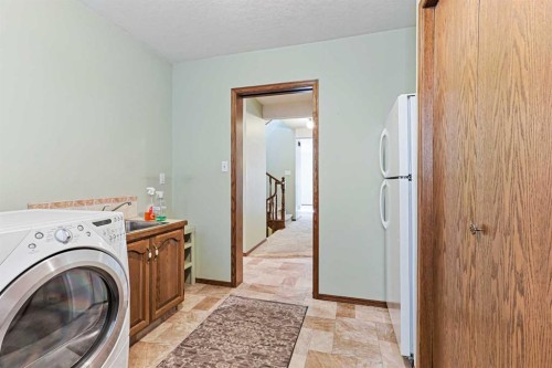 137 Edgewood Boulevard West, Lethbridge, AB - Indoor Photo Showing Laundry Room