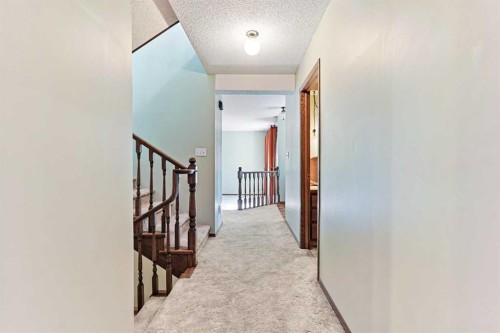 137 Edgewood Boulevard West, Lethbridge, AB - Indoor Photo Showing Other Room