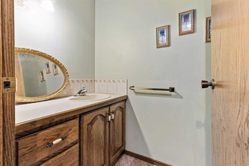 137 Edgewood Boulevard West, Lethbridge, AB - Indoor Photo Showing Bathroom