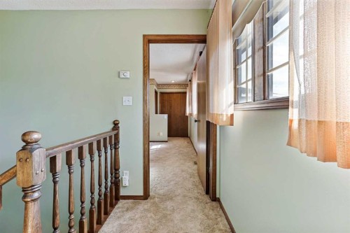 137 Edgewood Boulevard West, Lethbridge, AB - Indoor Photo Showing Other Room