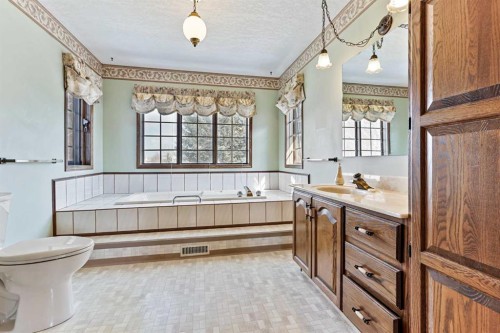 137 Edgewood Boulevard West, Lethbridge, AB - Indoor Photo Showing Bathroom