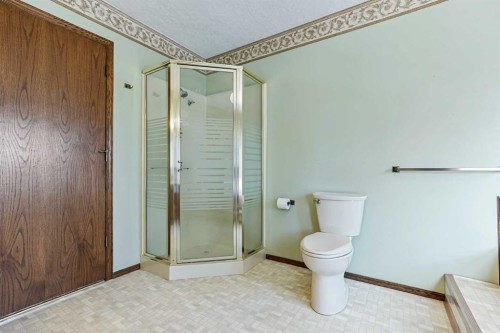137 Edgewood Boulevard West, Lethbridge, AB - Indoor Photo Showing Bathroom